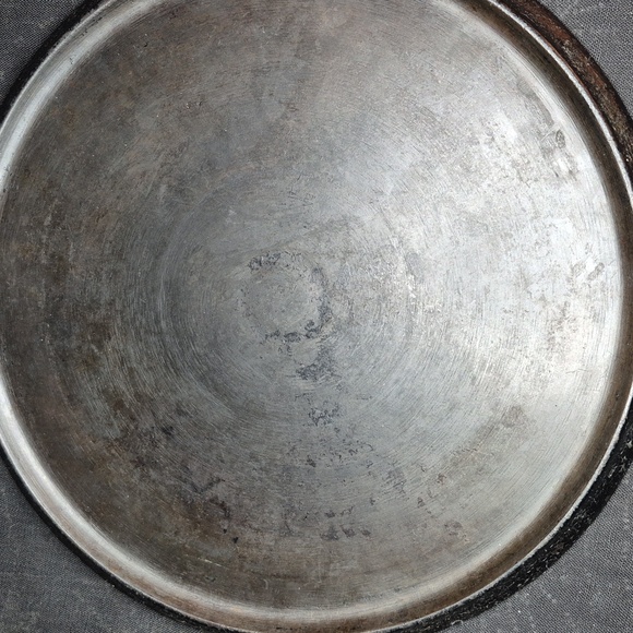 Pre Griswold Erie "ERIE" Cast Iron No.9 10 Inch Griddle - Picture 5 of 8
